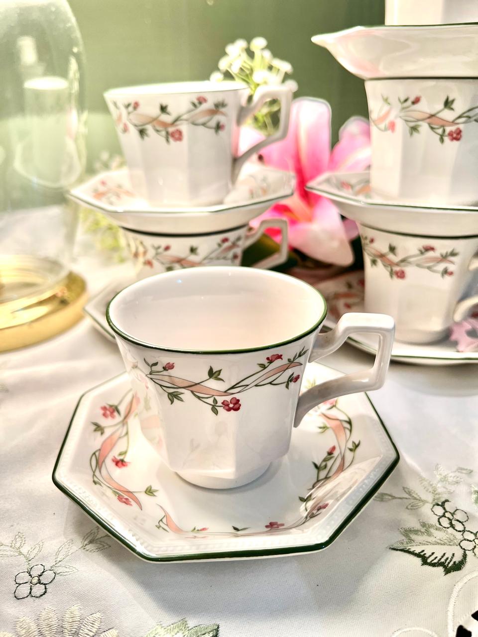 Johnson Brothers Eternal Beau 25-Piece Tea Set Floral