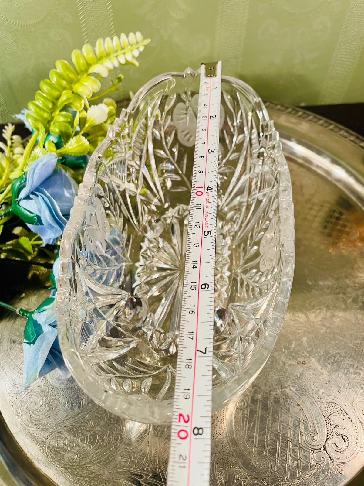 Clear Crystal Leaf-Pattern Serving Bowl – 8 Inch
