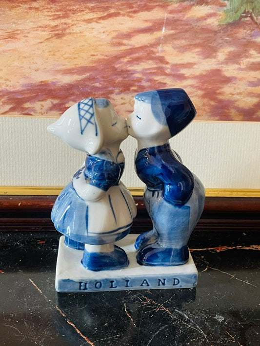 delft blue figurine, holland collectible pottery, kissing boy and girl, dutch ceramic decor, blue and white porcelain, european vintage collectible, holland pottery figurine, rare thrift finds, cottagecore home decor, european heritage pottery, sunset kitchen vintage collection