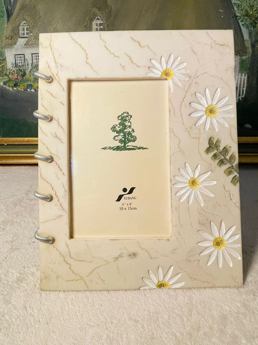 Daisy White Photo Frame with Keys Hold Up – Camero Resin Floral Theme | Vintage Display Frame for Home Décor