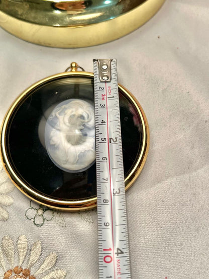 3d Gold-Tone Round Cameo Portrait Frame Approx. 8 cm