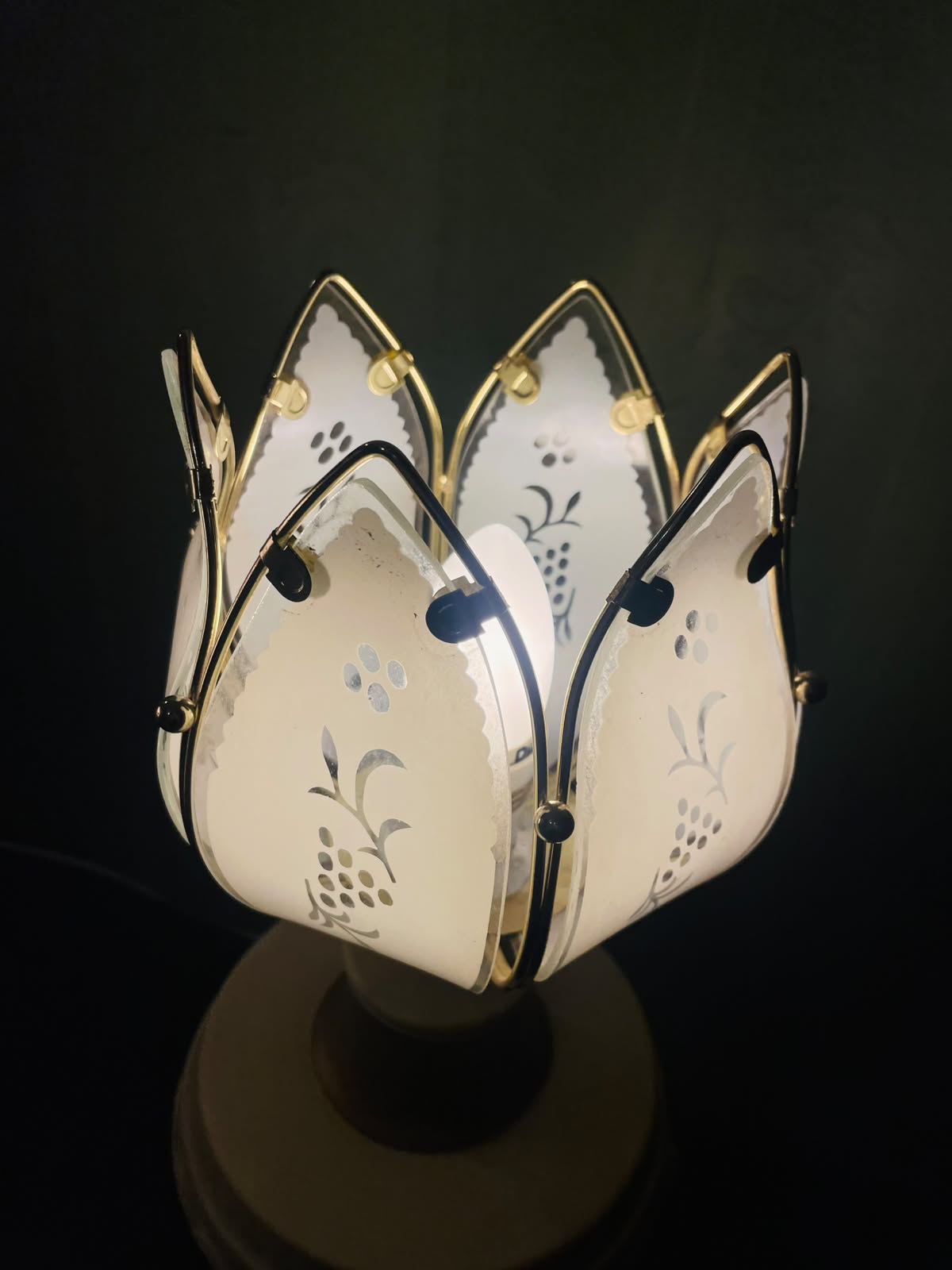 Elegant Vintage Tulip Glass Table Lamp with Gold Accents