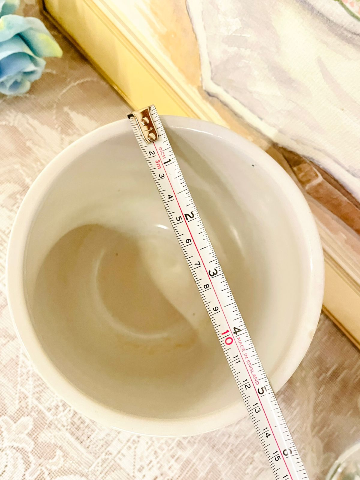 "Elegant Ribbed White Porcelain Pot – Simple, Modern Home Decor"