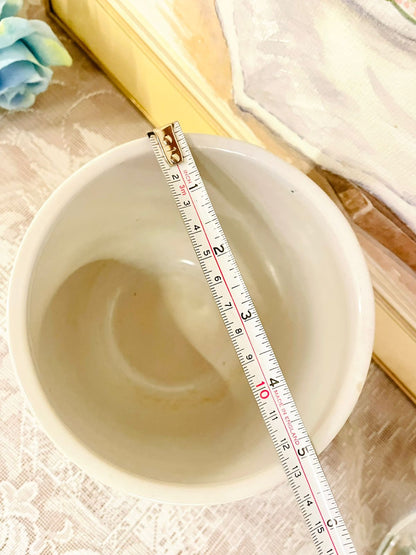 "Elegant Ribbed White Porcelain Pot – Simple, Modern Home Decor"