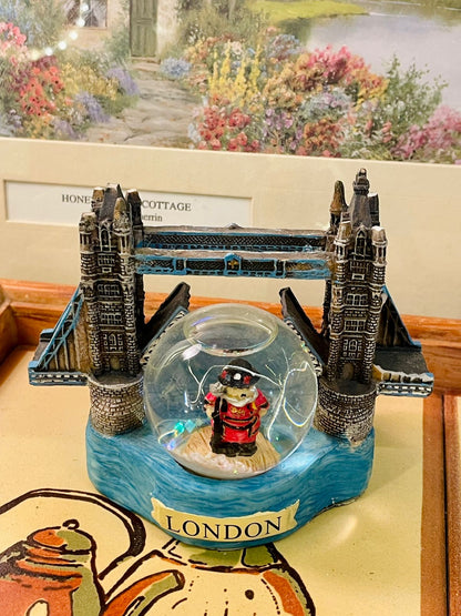 London Souvenir, Tower Bridge Decor, Snow Globe Collectible, Beefeater Figurine, UK Travel Gift, Tourist Memorabilia, Shelf Decor Accent, Cityscape Snowglobe
