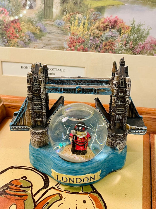 London Souvenir, Tower Bridge Decor, Snow Globe Collectible, Beefeater Figurine, UK Travel Gift, Tourist Memorabilia, Shelf Decor Accent, Cityscape Snowglobe