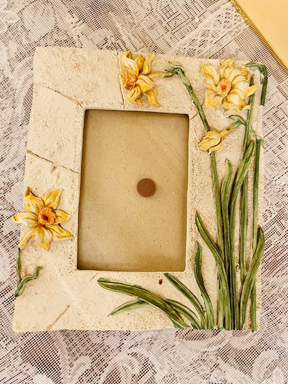 Vintage Daffodil Floral Photo Frame – Rustic Cottage