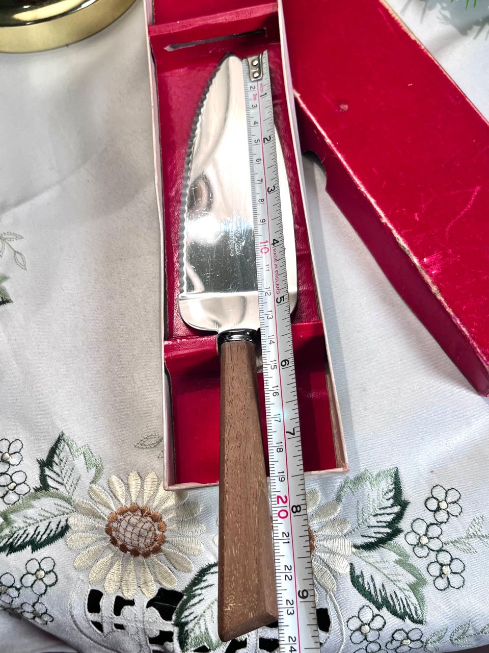 Silver-Tone Cake Knife with Wooden Handle – 24 cm