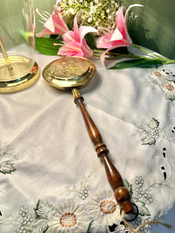 RARE FIND Brass Bed Warmer / Warming Pan with Wooden Handle – Decorative Hearth & Fireplace Piece – Approx. 39 cm