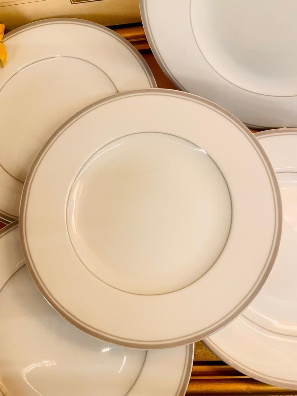 Set of 6 Minimalist Medium Plate Set Classic White Rim
