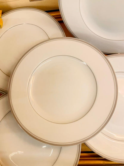 Set of 6 Minimalist Medium Plate Set Classic White Rim