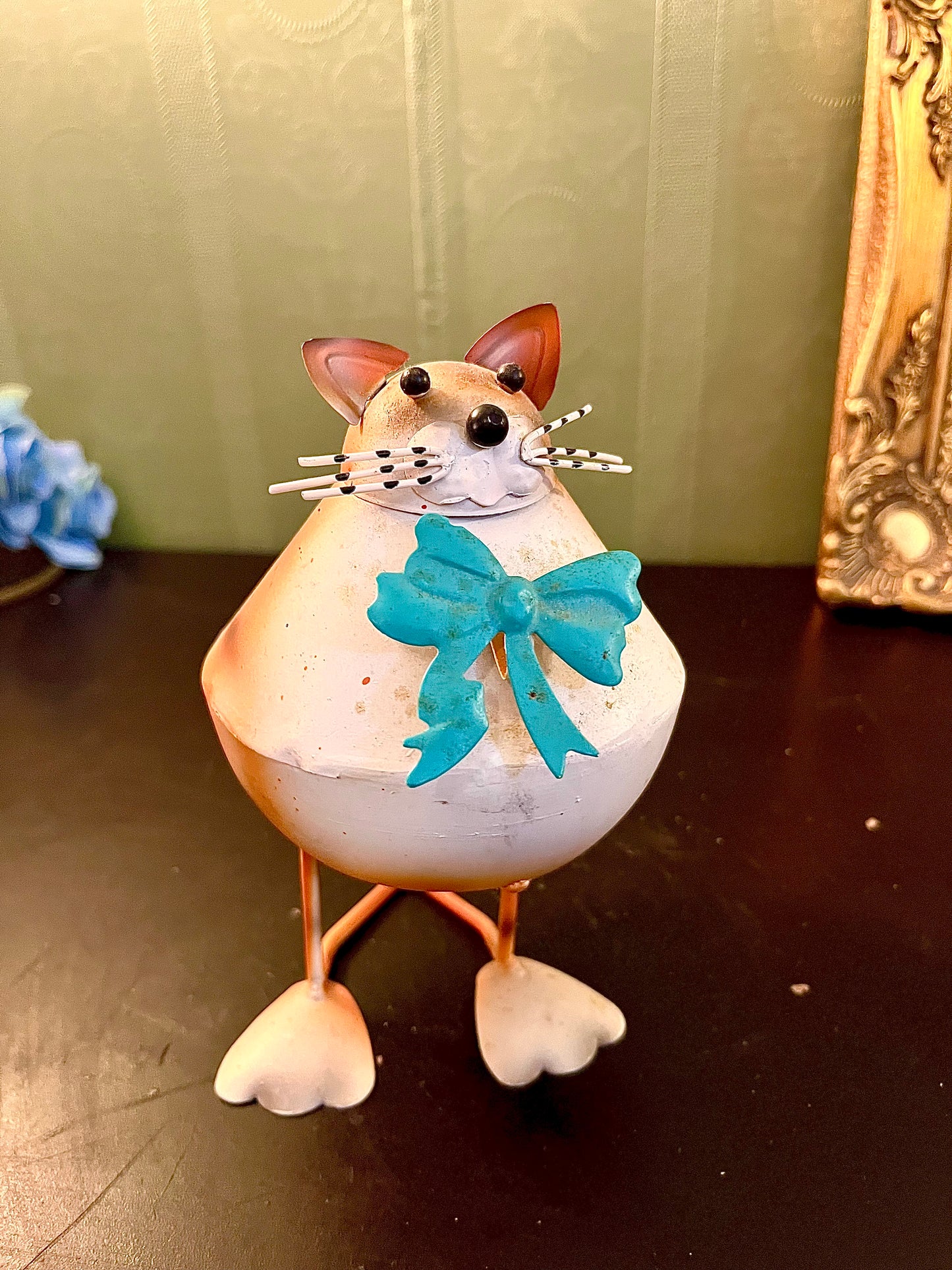 Metal Cat Figurine Ornament – Whimsical Bow Decor