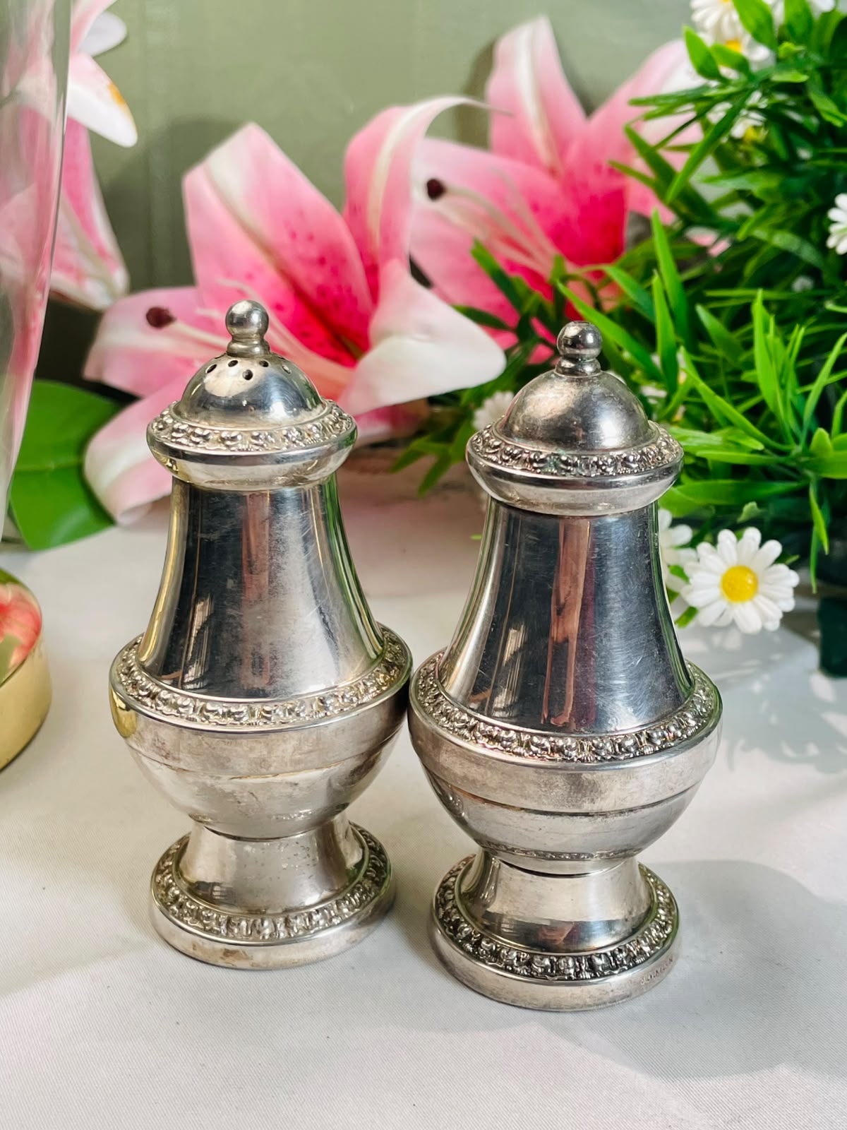 Silver-Tone Salt & Pepper Shakers – 2 Pieces, 10 cm