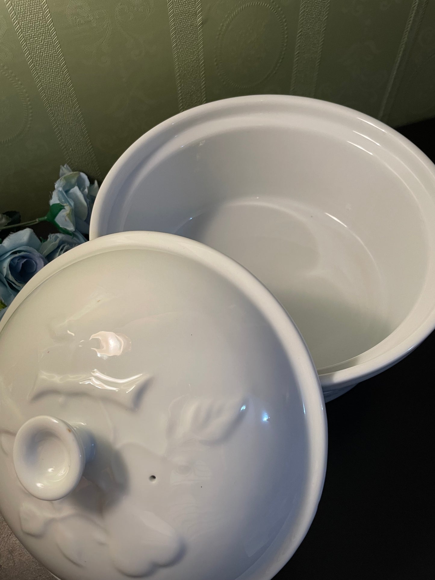 Large White Ceramic Floral Embossed Casserole Serving Dish With Lid