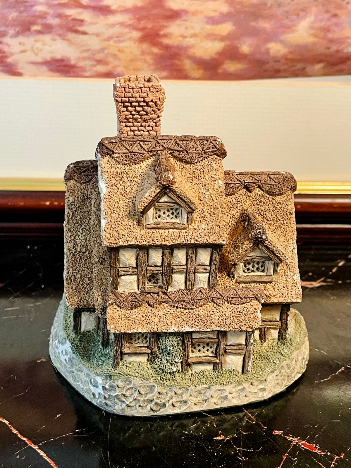 : collectible cottage figurine, English miniature house, resin house décor, vintage British cottage, thatched roof collectible, hand-painted cottage figurine, rustic country house décor, collectible village house, English countryside miniature, decorative resin cottage
