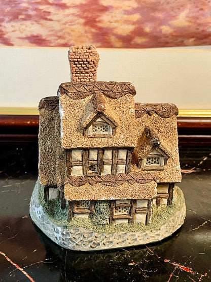 : collectible cottage figurine, English miniature house, resin house décor, vintage British cottage, thatched roof collectible, hand-painted cottage figurine, rustic country house décor, collectible village house, English countryside miniature, decorative resin cottage