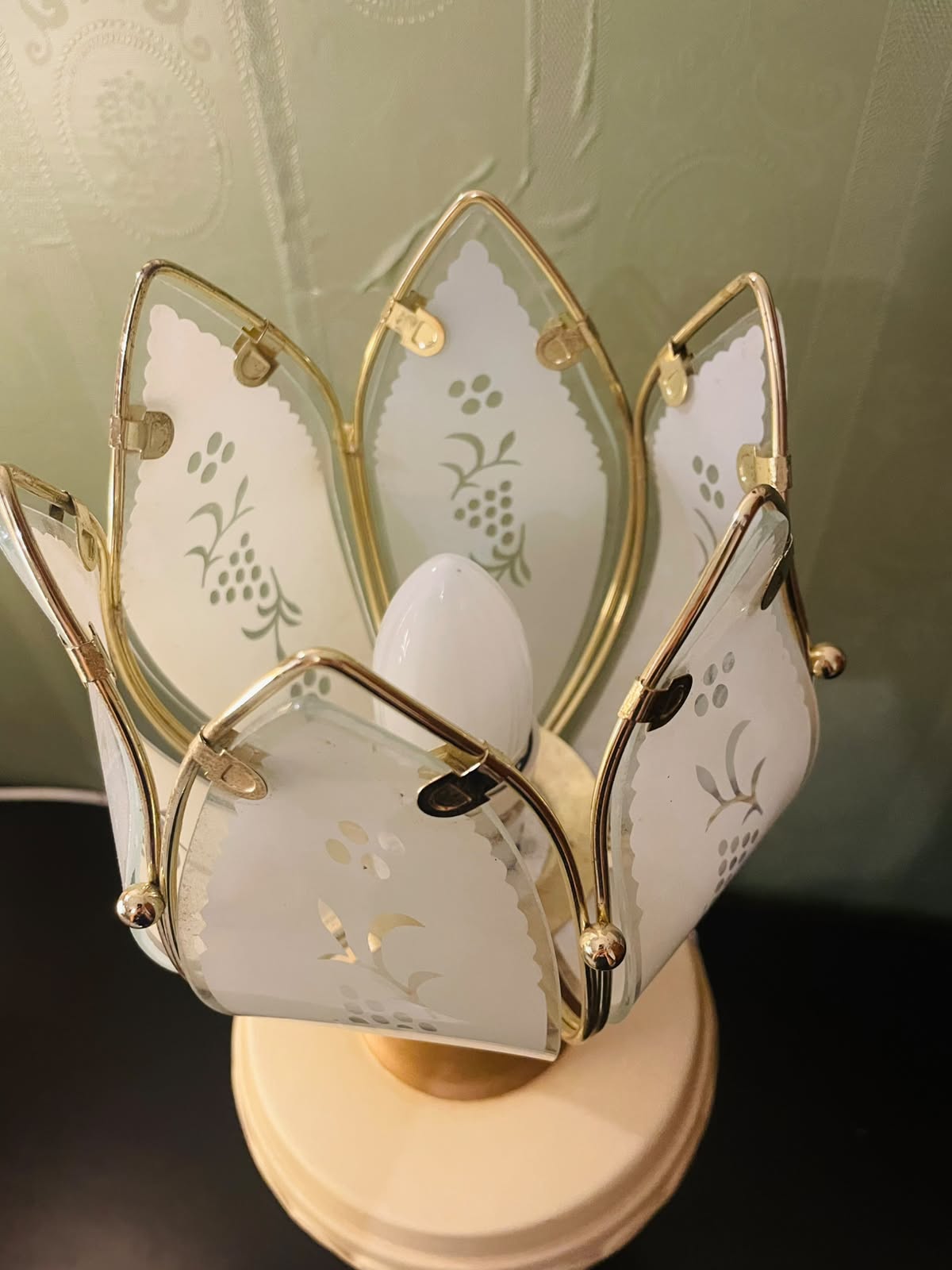 Elegant Vintage Tulip Glass Table Lamp with Gold Accents