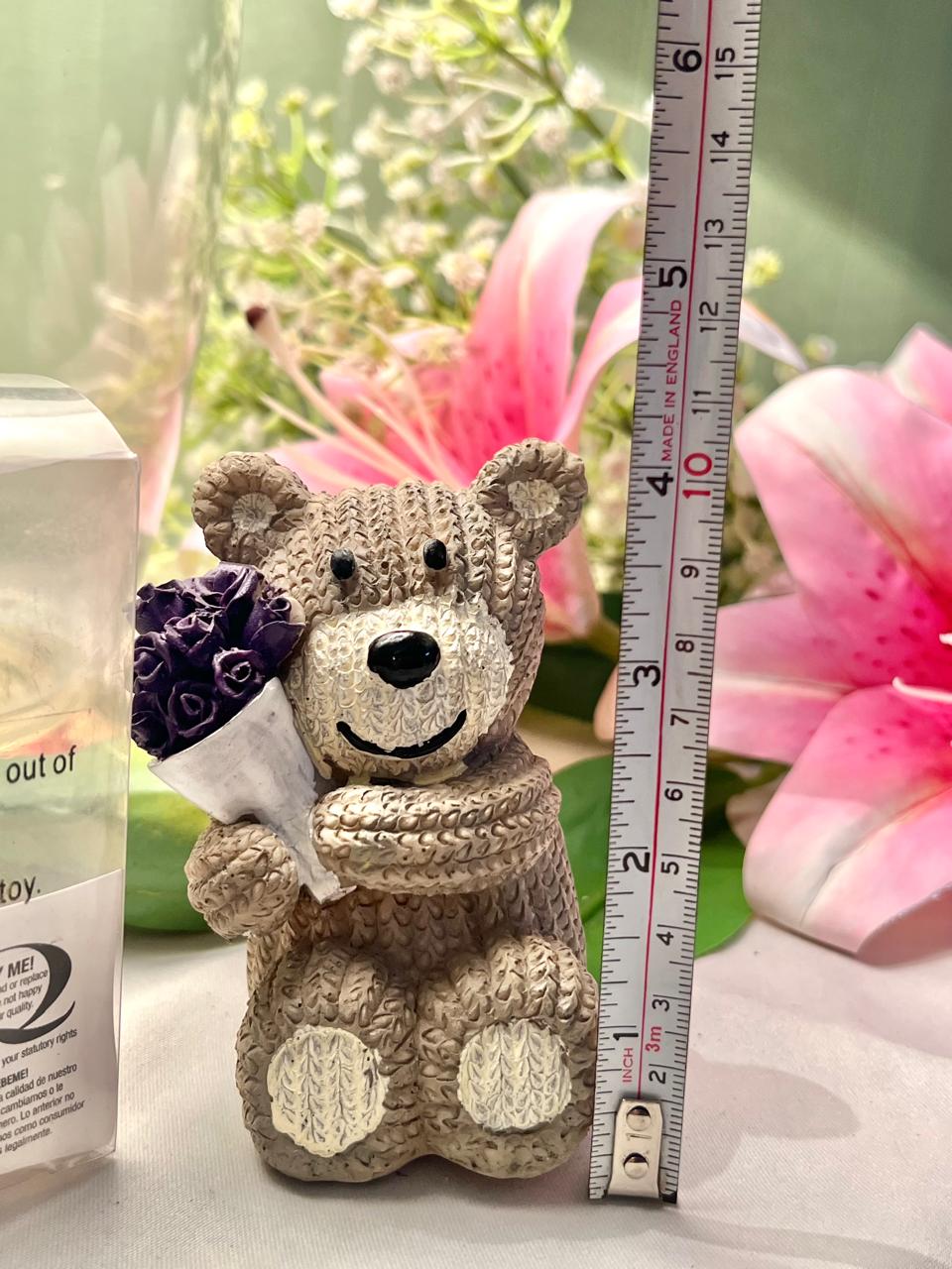 Teddy Bear with Purple Rose Bouquet Figurine – Romantic Gift Ornament, Approx. 10 cm