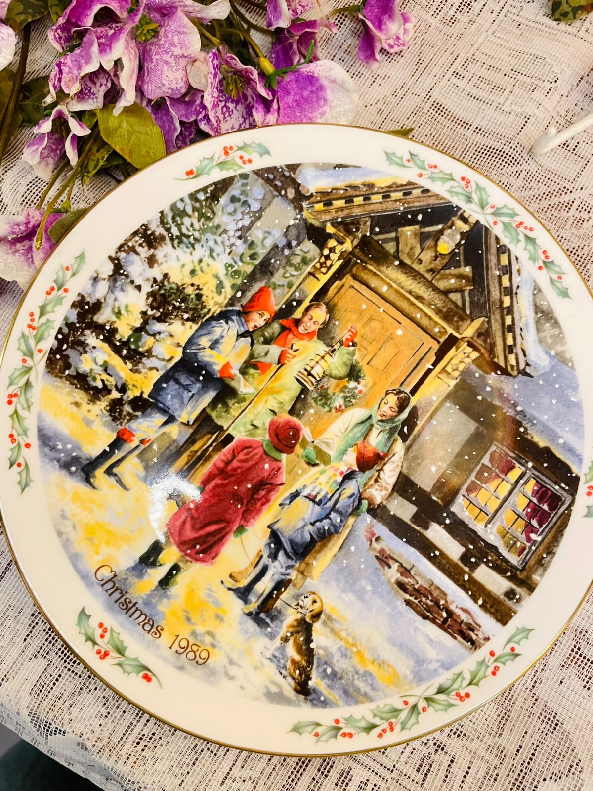 Royal Doulton 1989 Christmas Plate Caroling England 8in