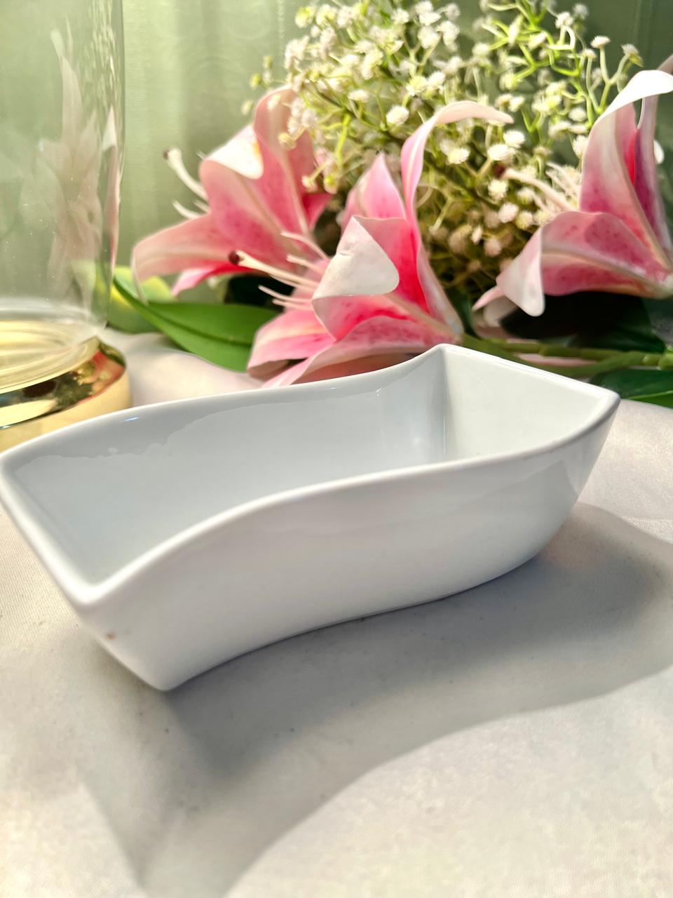 White Curved Porcelain Serving Dish – Modern Wavy Rectangular Bowl
