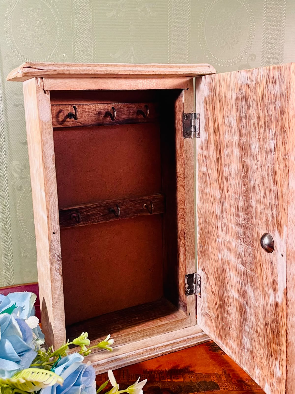 Wooden Feather-Print Key Cabinet – 11 Inch