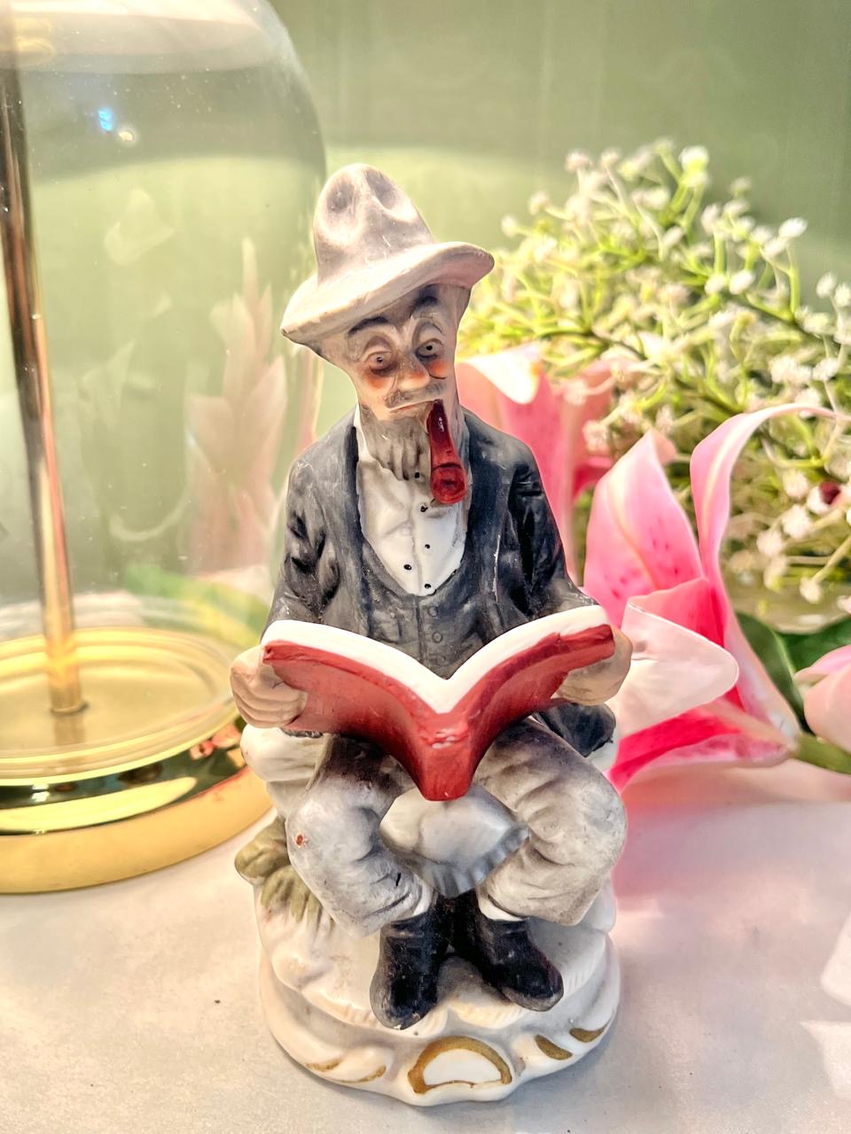 Gentleman Reader Figurine with Pipe & Red Book 16cm