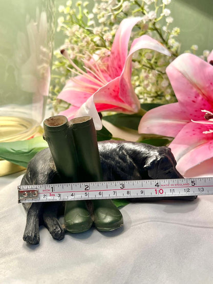 Black Labrador Dog with Green Wellington Boots Figurine – Country Decor, Approx. 13 cm
