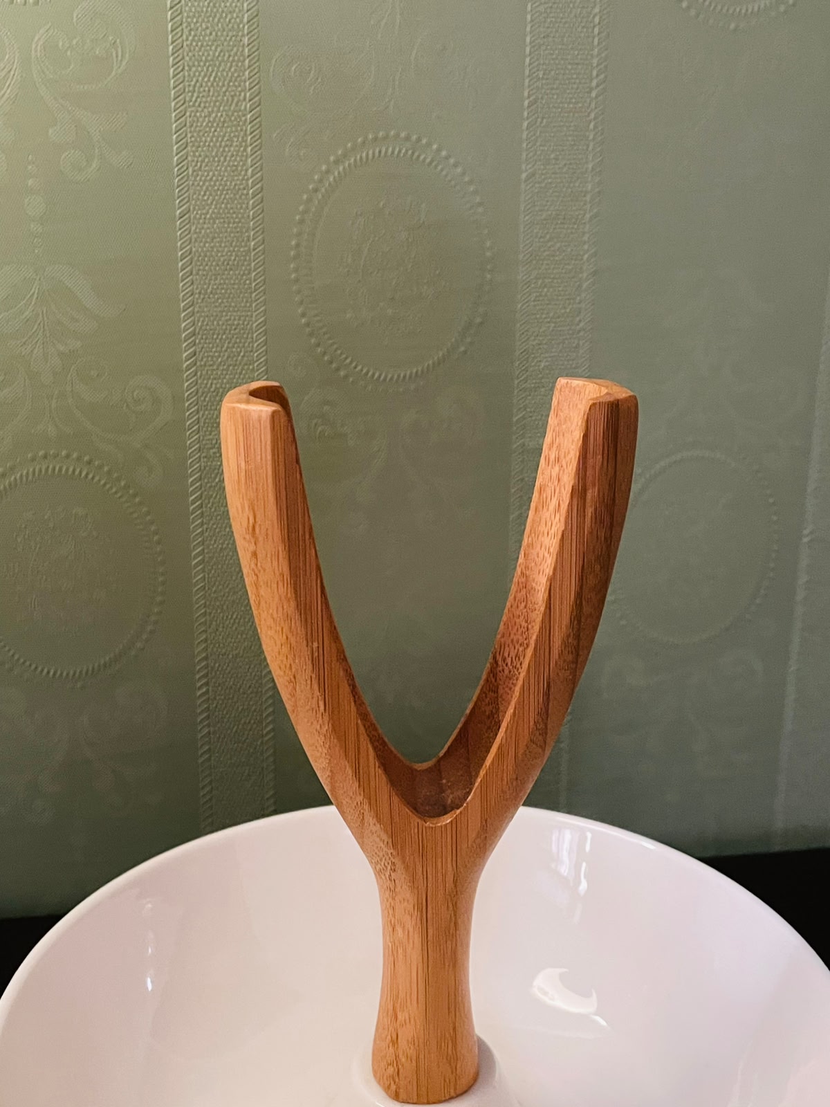 Modern Fruit Bowl with Bamboo Banana Holder 8.5 Inch