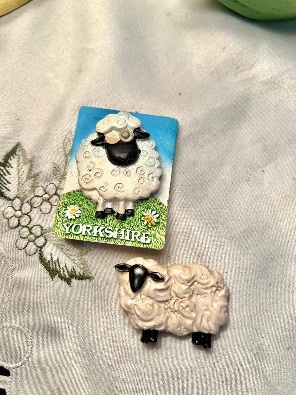 Yorkshire Sheep Souvenir Plaque Magnet Set– White Sheep & Floral Design – 7 cm