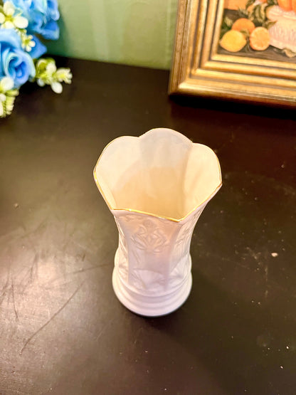 White Embossed Ceramic Bud Vase – Scalloped Gold Rim
