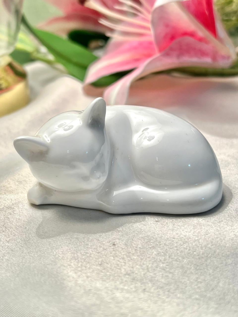 White Sleeping Cat Ceramic Figurine 7cm - 1 Piece