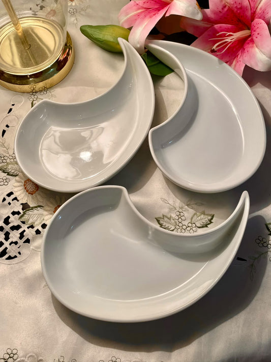 White Curved Serving Dishes Set of 3 24 cm
