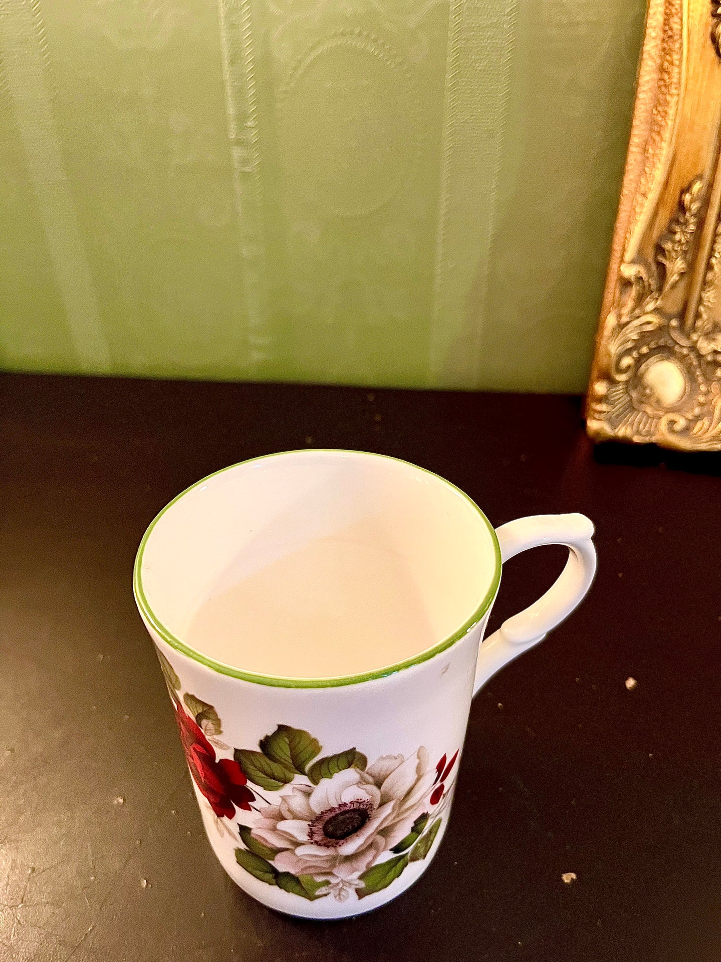 Vintage Floral Ceramic Coffee Mug – Red & White Rose Tea Cup