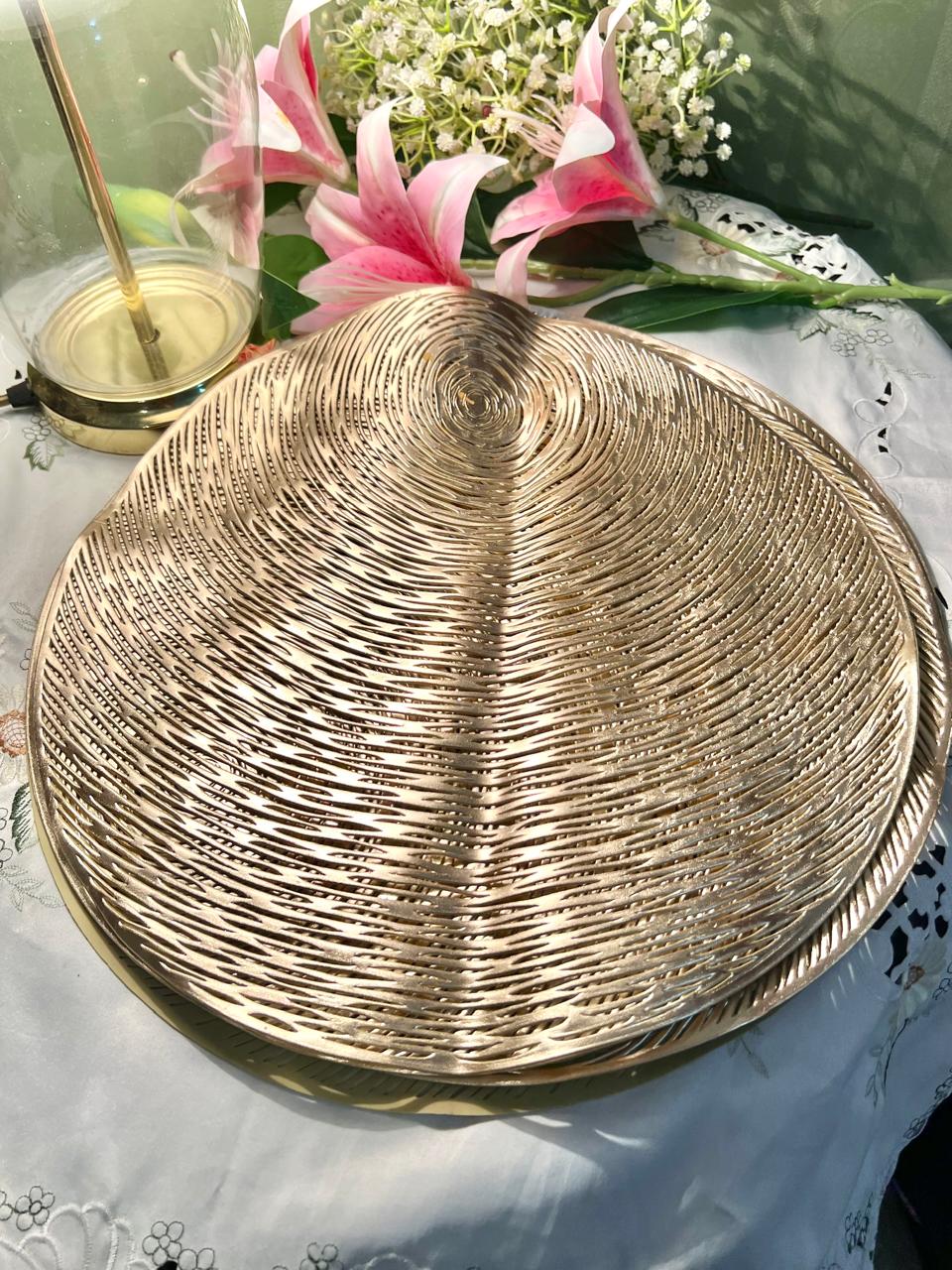 Set of 6 Gold-Tone Leaf Serving Place mats 37 cm