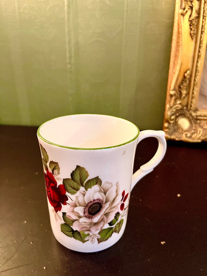 Vintage Floral Ceramic Coffee Mug – Red & White Rose Tea Cup