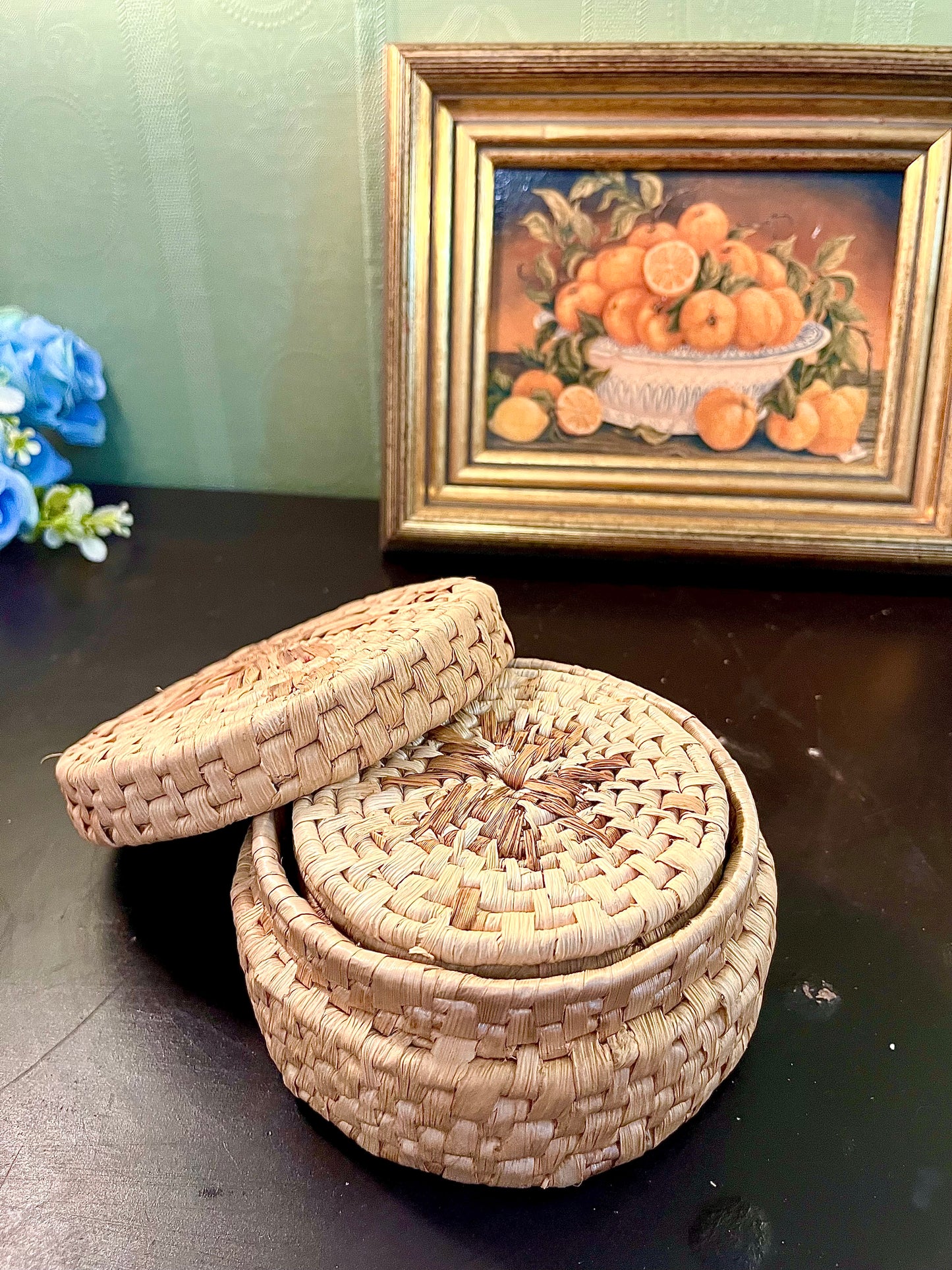 Round Woven Storage Basket with Coasters – Natural Raffia Set