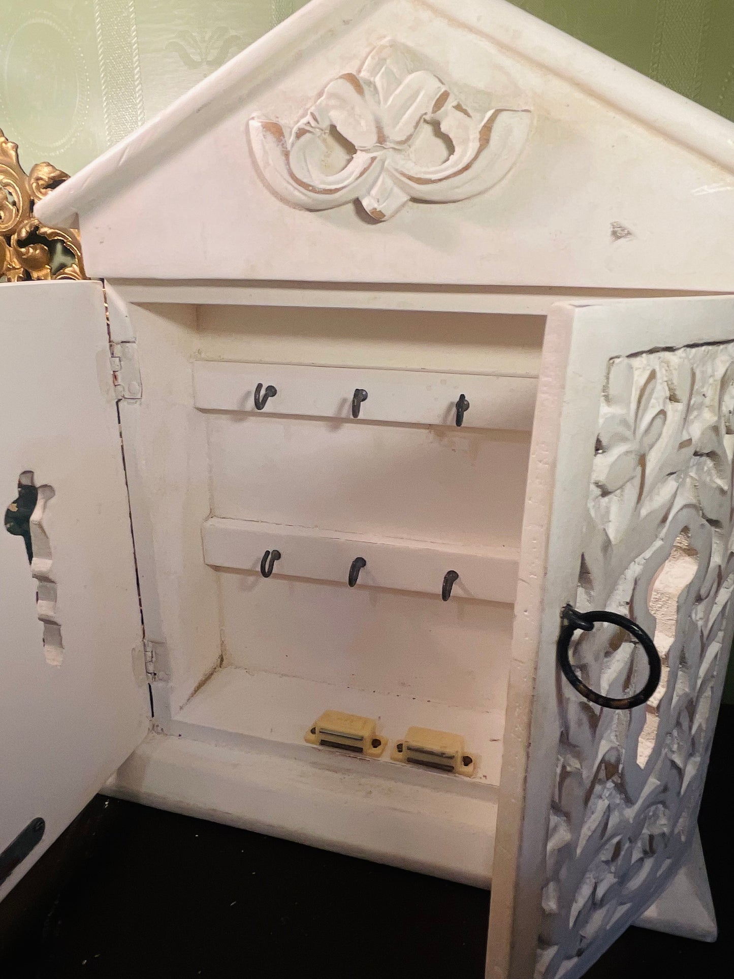 White Wooden Wall Key Cabinet With Carved Doors