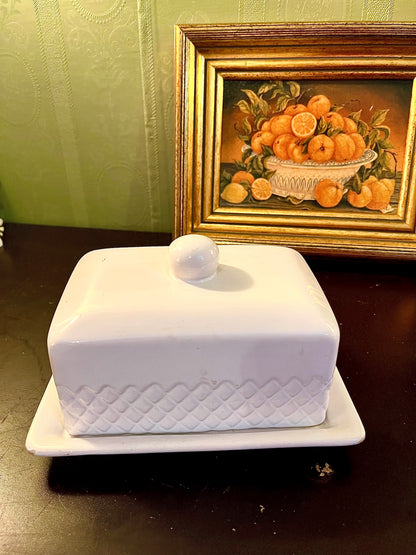 White Ceramic Butter Dish with Lid – Rectangular Lattice-Patterned Server