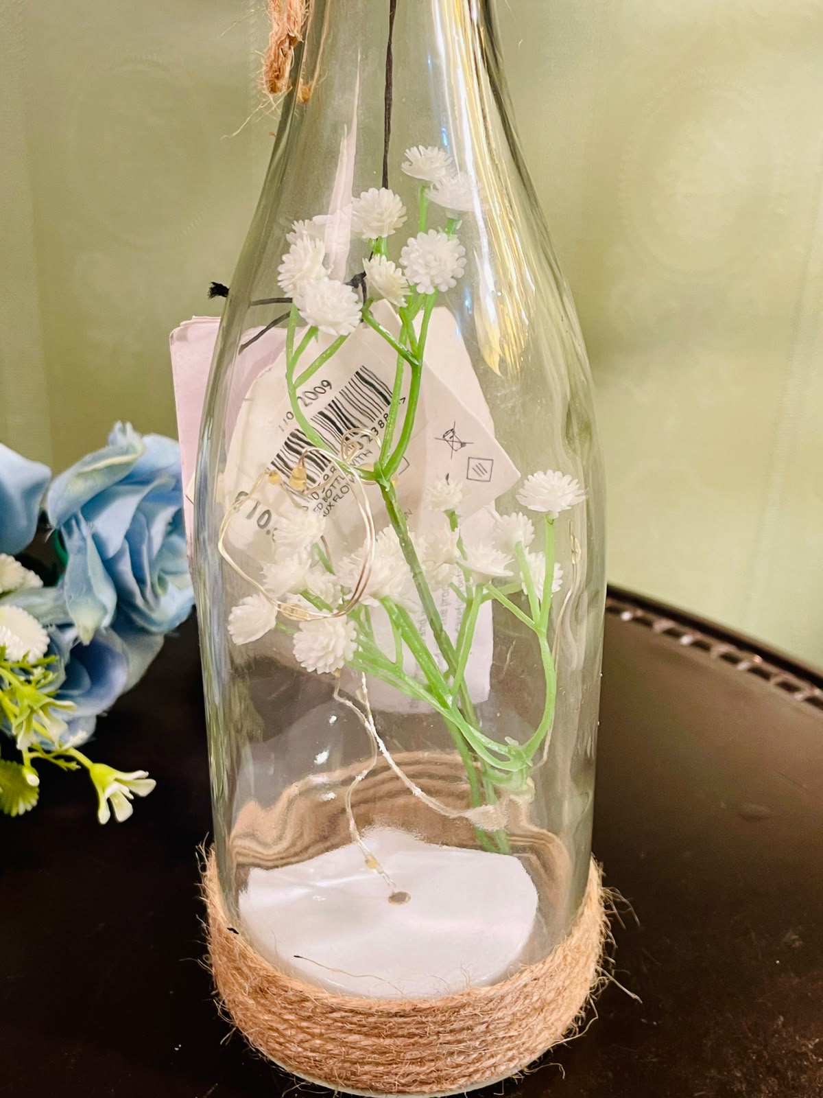 Decorative Glass Bottle with Faux White Flowers & LED Fairy Lights – Rustic Jute Base, 23 cm
