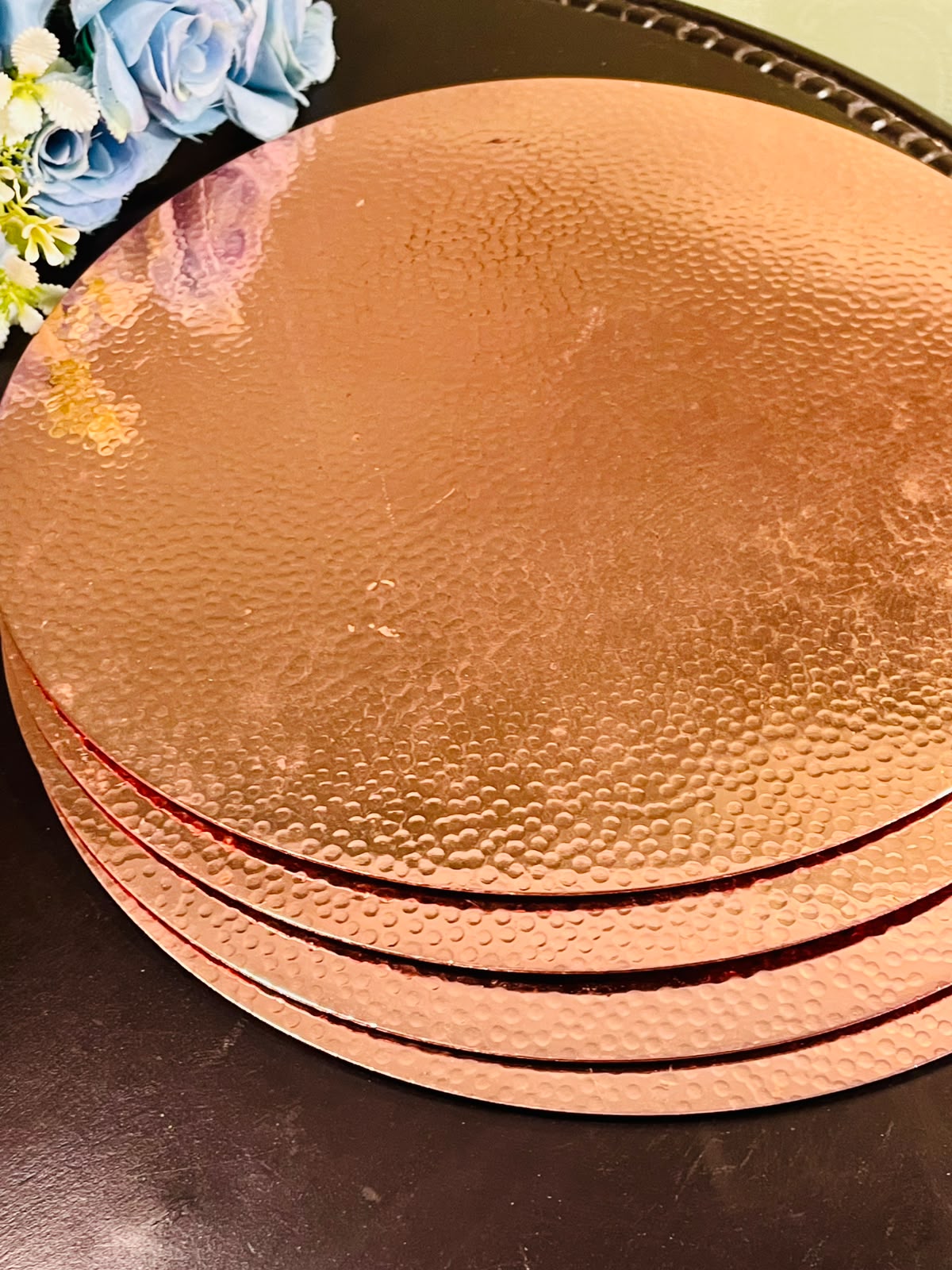 Set of 4 Hammered Copper-Tone Charger Plates – 30 cm Round Decorative Table Plates