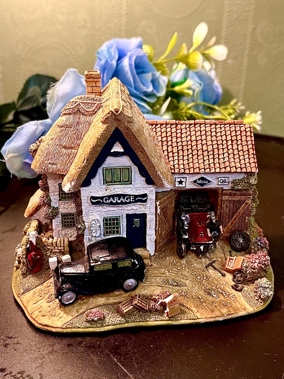 Winton Lane Country Garage Decorative Figurine