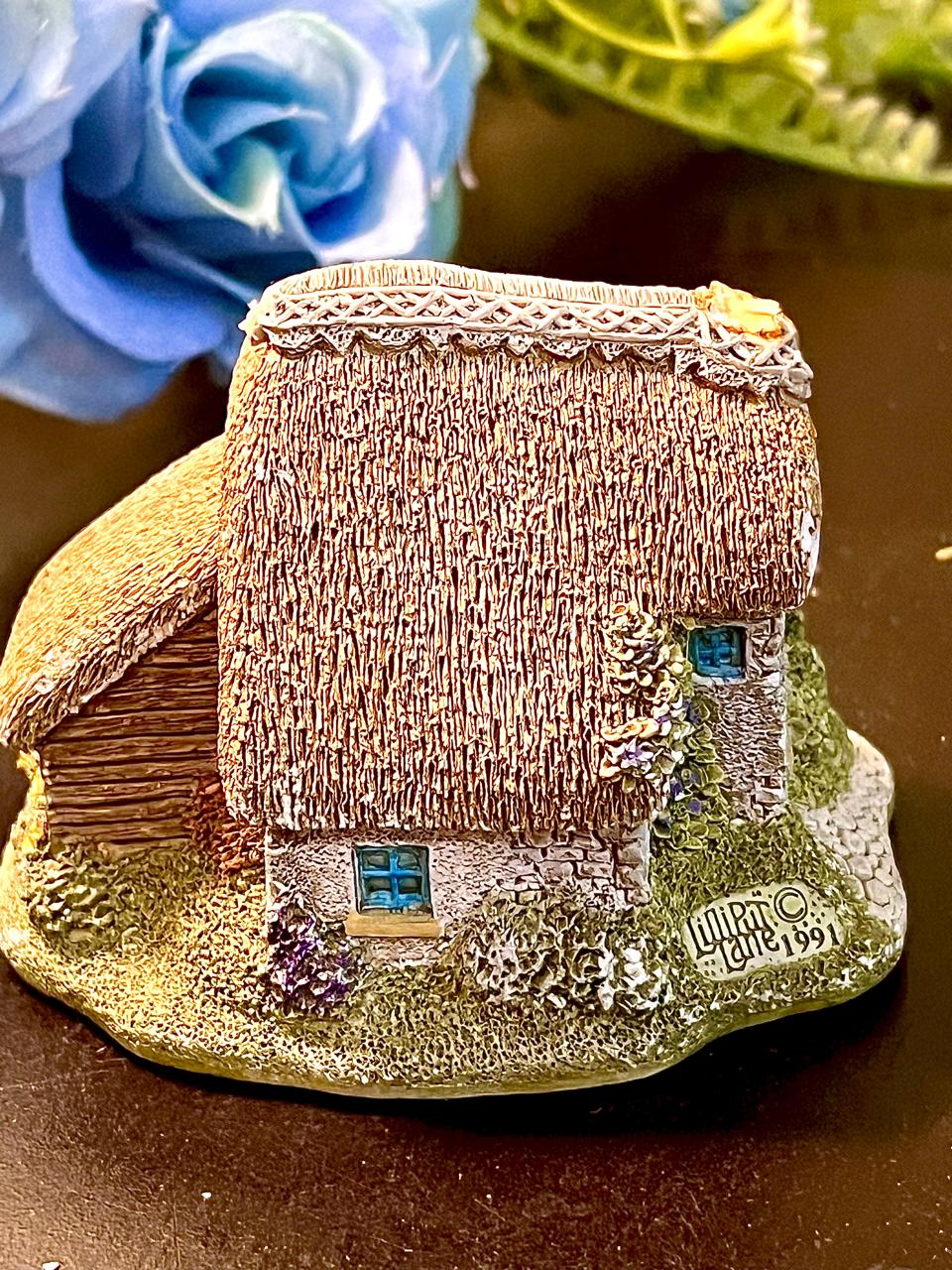 Lilliput Lane Thatched Stone Cottage Miniature Figurine 3 Inch