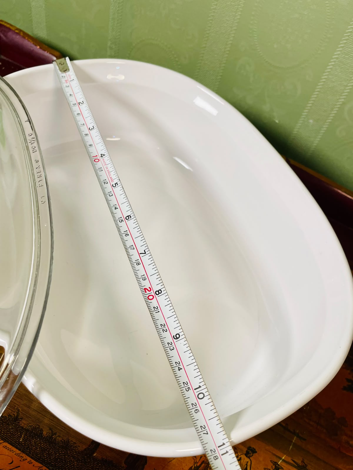 Large White Oven-Safe Casserole with Pyrex Crystal Lid 28cm