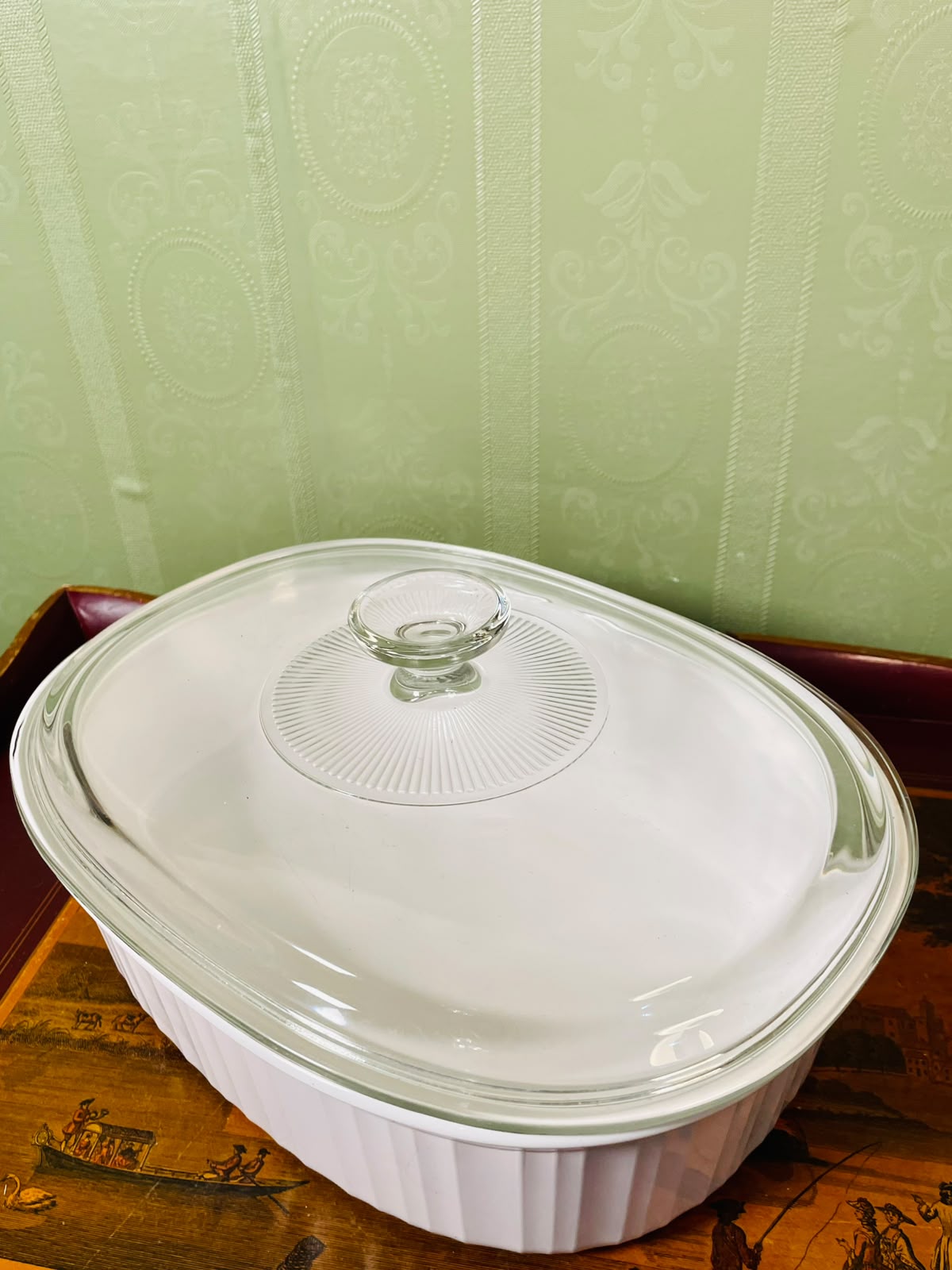 Large White Oven-Safe Casserole with Pyrex Crystal Lid 28cm