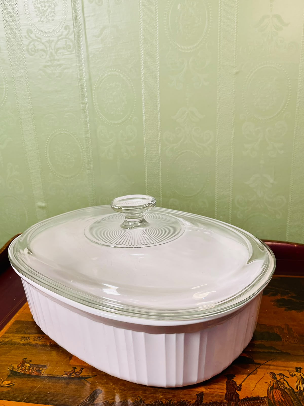 Large White Oven-Safe Casserole with Pyrex Crystal Lid 28cm