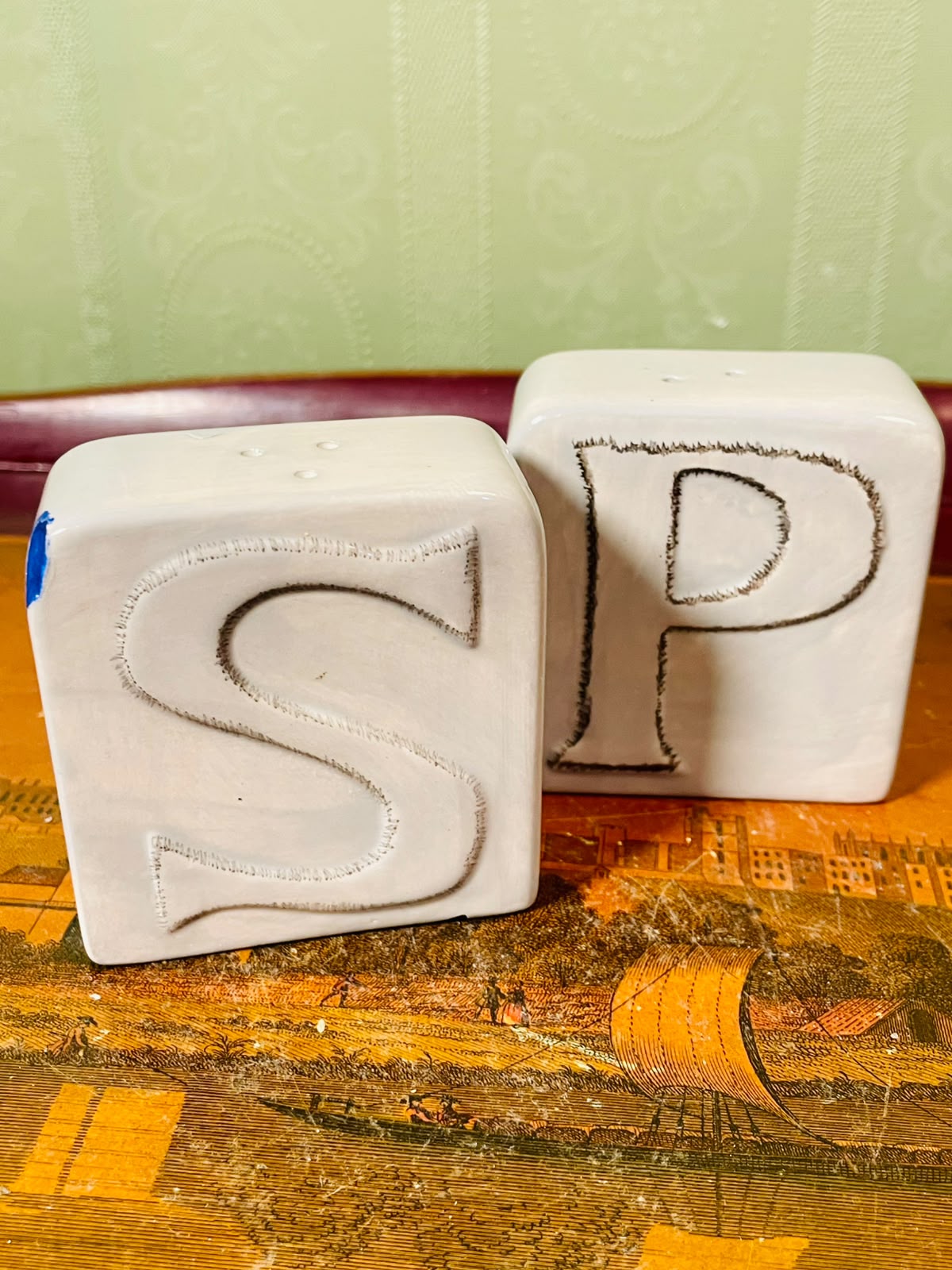 White Ceramic Salt & Pepper Shakers 2-Piece Set 8cm