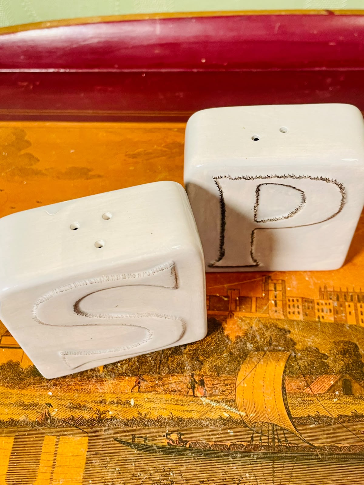 White Ceramic Salt & Pepper Shakers 2-Piece Set 8cm
