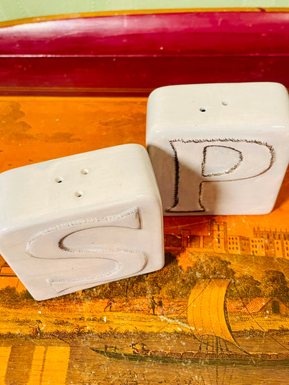 White Ceramic Salt & Pepper Shakers 2-Piece Set 8cm