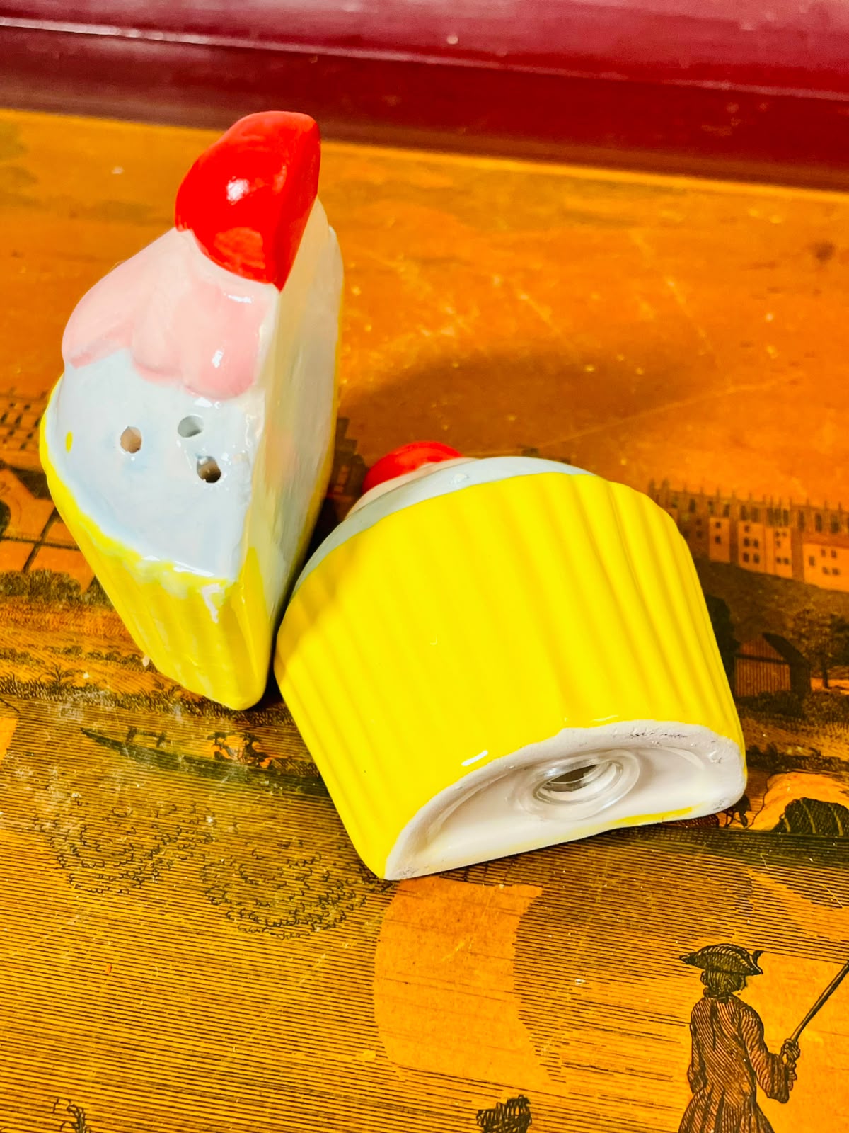 Yellow Cupcake hand painted Salt & Pepper Shakers 2-Piece Set 8cm