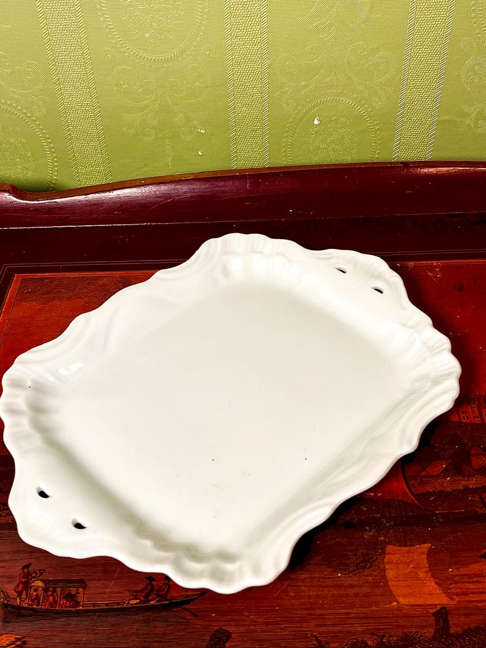 White Ceramic Scalloped Serving Platter 24 cm